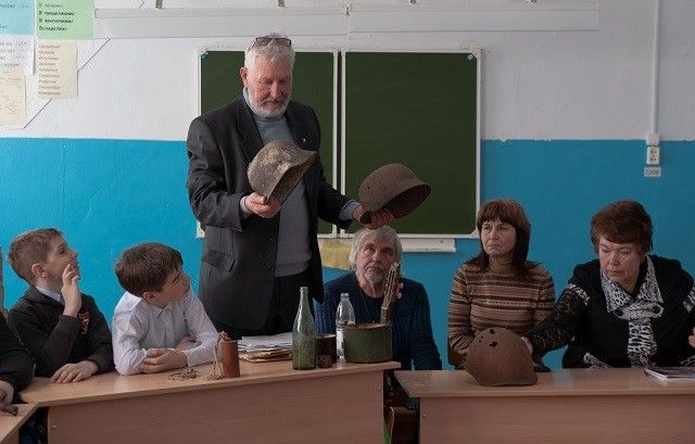Члены общественного движения Красноярского района «Земляки» под началом С.М. Кулькова провели «Урок памяти» в ГБОУ СОШ имени Е.А. Кирюшина села Большая Раковка, рассказав о самых крупных военных операциях ВОВ и продемонстрировав военные реликвии.Подробнее на сайте:https://yarnews163.ru/krasnoyarskiy-rayon/1551-prikosnutsya-k-boevoy-istorii.html